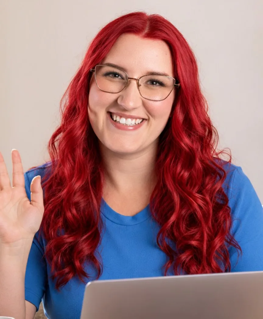 Recrutadora acenando durante uma videochamada